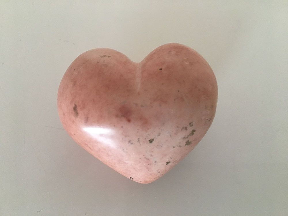 Herzförmiger Stein als Symbol für Liebeskummer, Heilung und emotionale Selbstliebe