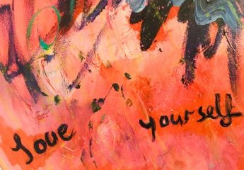 Ein abstraktes Bild mit Schriftzug "Love Yourself"